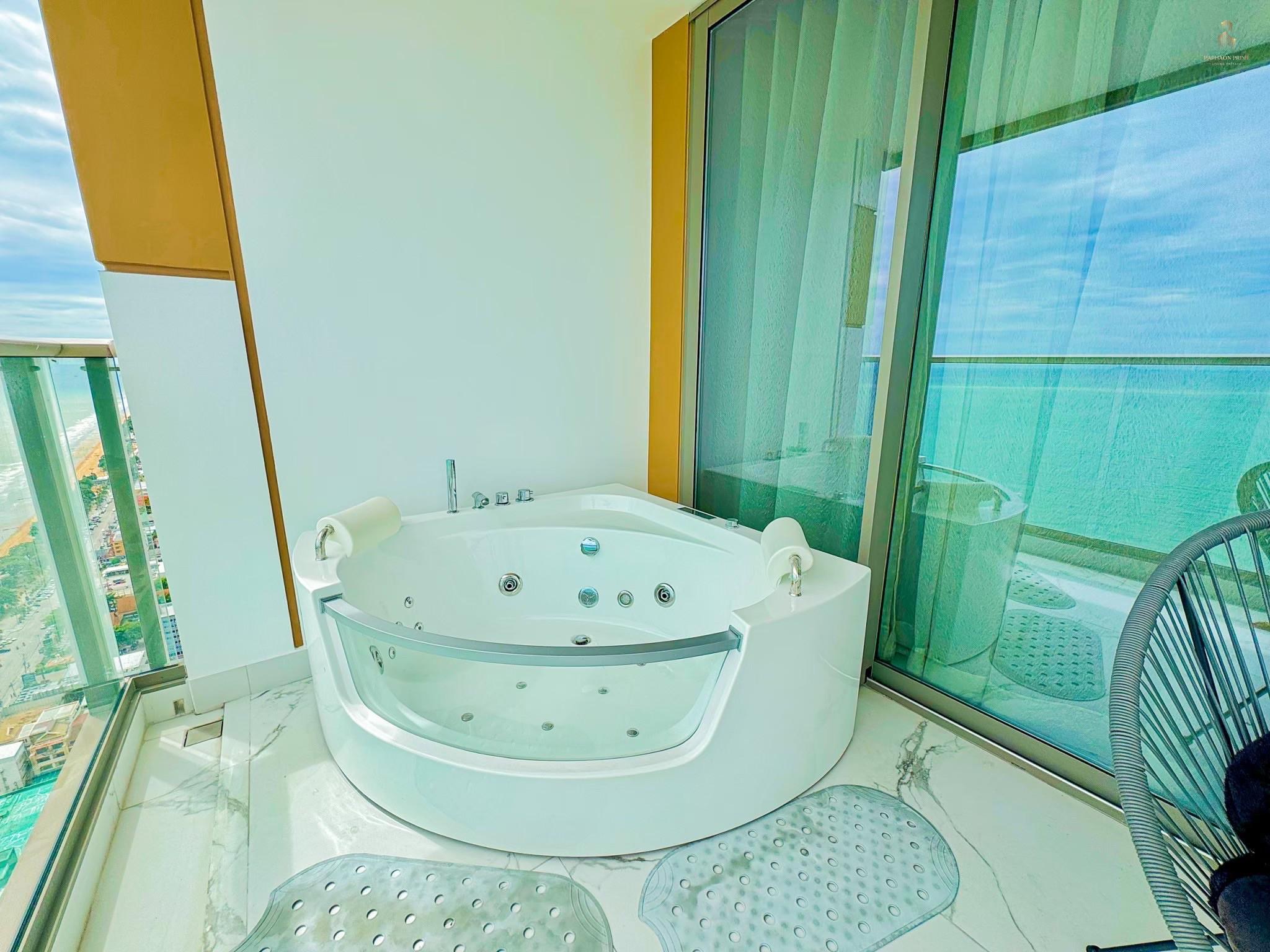 Copacabana Beach Jomtien condo for sale Bath